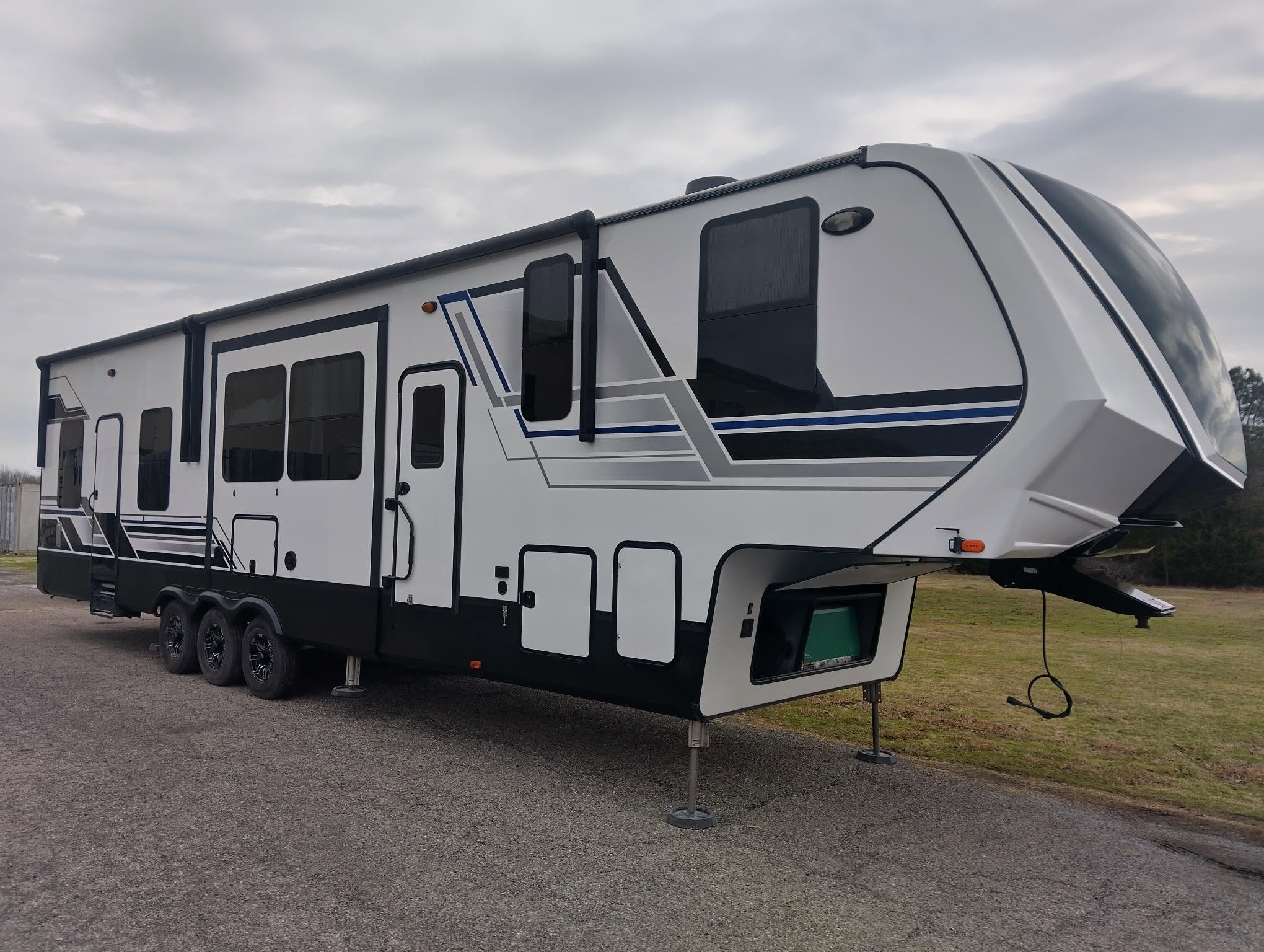 RV & Heavy Duty Refinishing